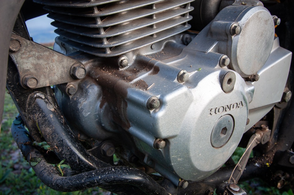 Motor de Honda XR250 Tornado con filtración de aceite.